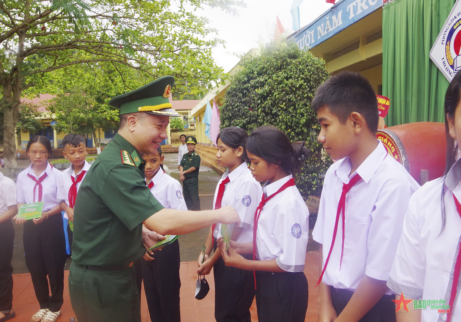 Bộ đội Biên phòng tỉnh Đắk Nông trao học bổng nhân dịp năm học mới